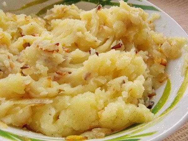Zwiebel und Kartoffeln verrühren