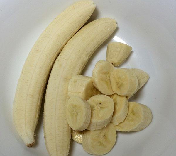 قشر وقطع الموز