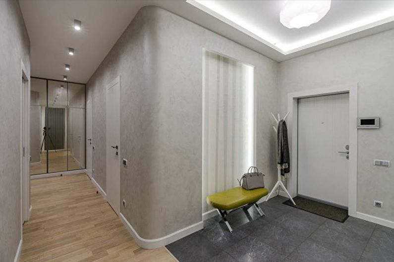 Γκρι ταπετσαρία στο διάδρομο - Φωτογραφία εσωτερικού σχεδιασμού