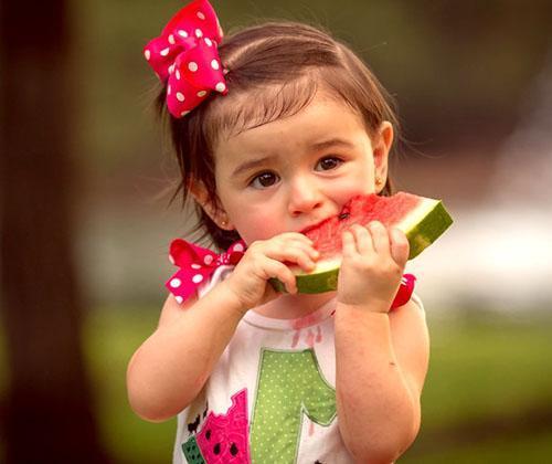 Kinder sollten nur während der Reifezeit frische Wassermelone bekommen.