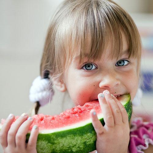 Wassermelone kann von Kindern über einem Jahr verwendet werden