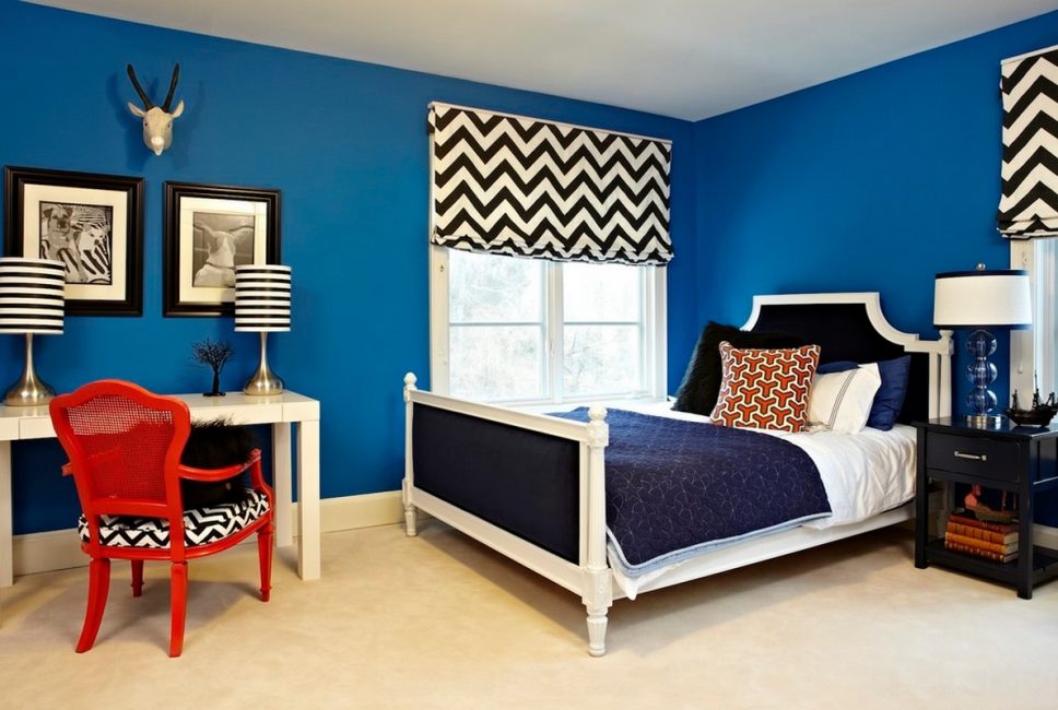 No elija el azul para decorar las paredes de habitaciones espaciosas.