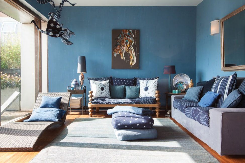 Para la solemnidad de la sala de estar, a menudo se usan tonos azul oscuro.