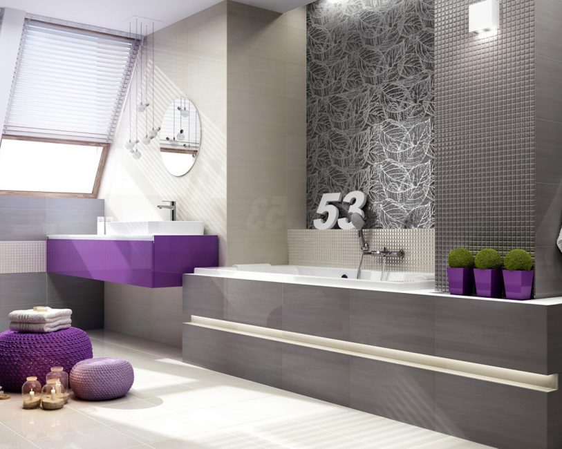 חדר אמבטיה עם דגשים צבעוניים