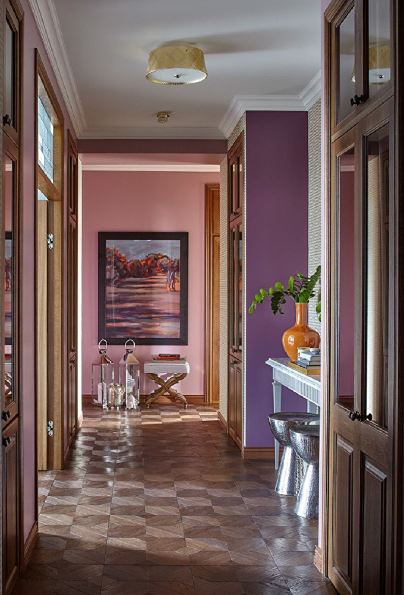 Lila färg i det inre av korridoren - Photo Design