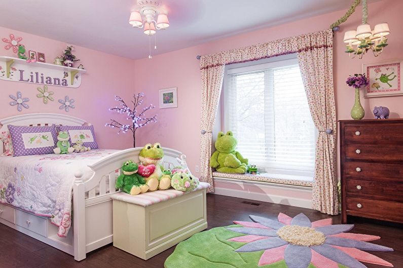 Lila färg i det inre av ett barnrum - Fotodesign