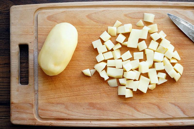oloupejte a nakrájejte brambory