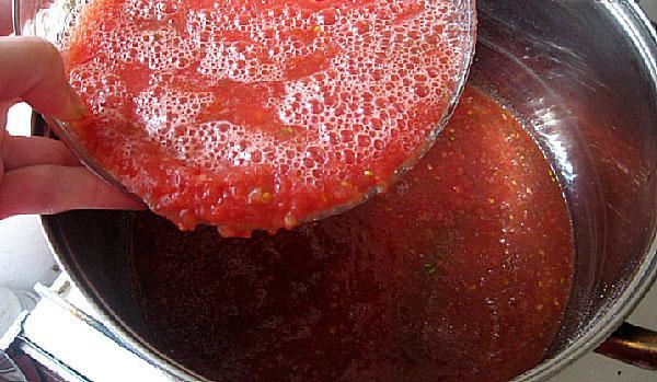 vařte rajčatovou hmotu s kořením