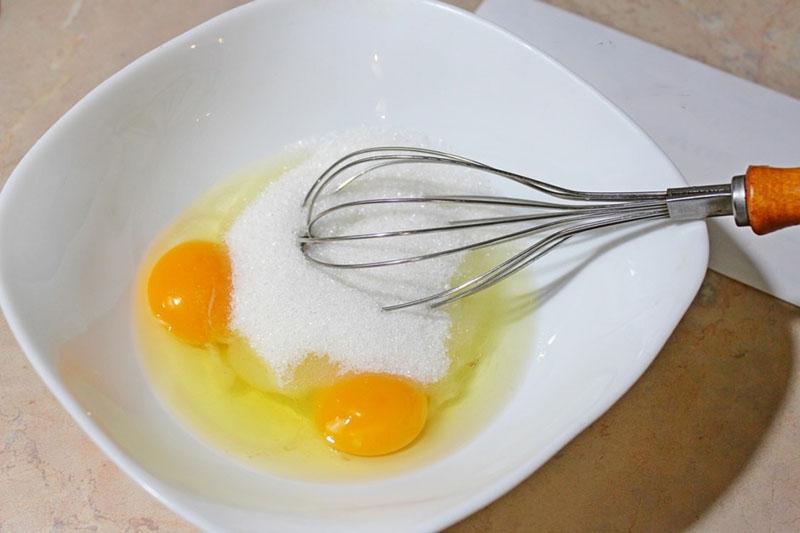 Eier mit Zucker schlagen
