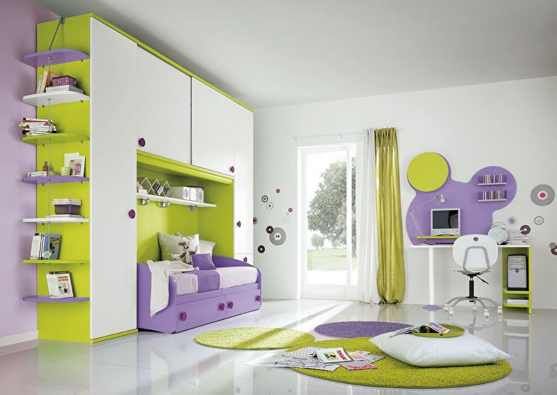 Combinația de culori din interiorul camerei copiilor - alb cu verde și violet