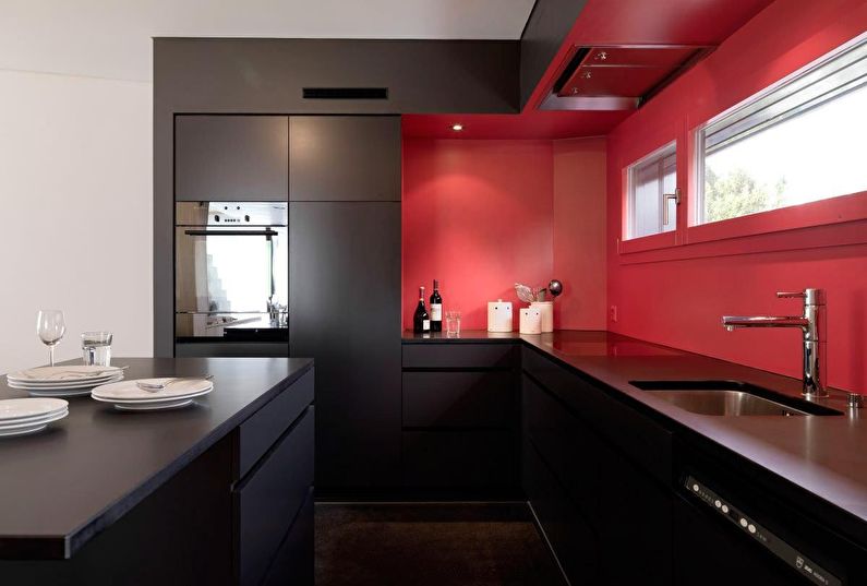 Combinația de culori din interiorul bucătăriei - negru cu roșu