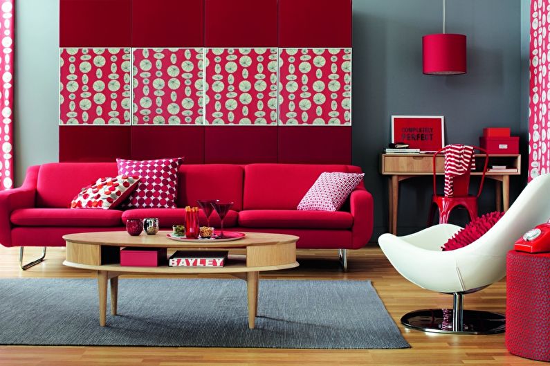 Combinația de culori din interiorul camerei de zi - roșu cu gri