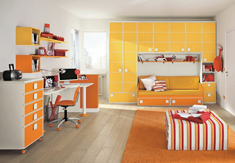 Combinația de culori din interiorul camerei copiilor - portocaliu cu alb și galben