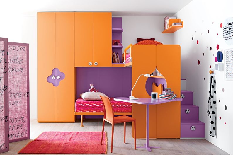 Combinația de culori din interiorul camerei copiilor - portocaliu cu violet și alb