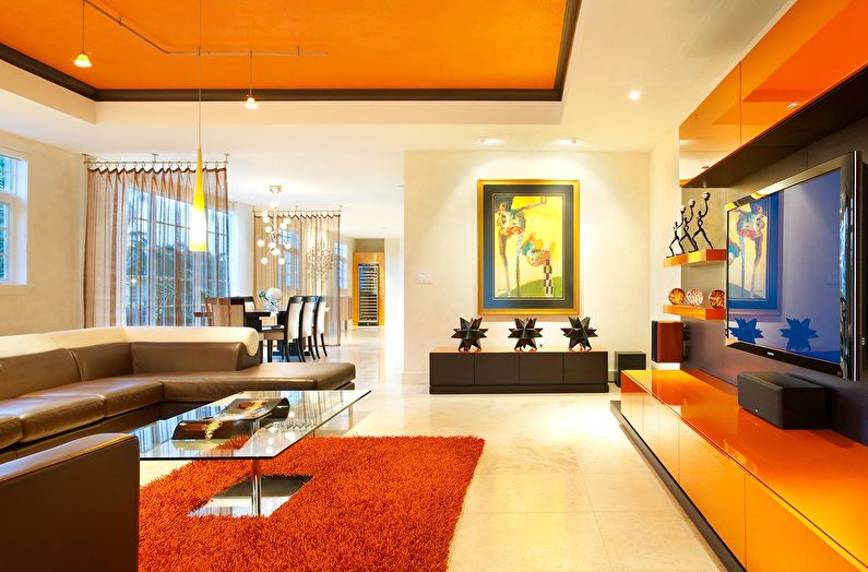 Combinația de culori din interiorul camerei de zi - portocaliu cu alb și maro