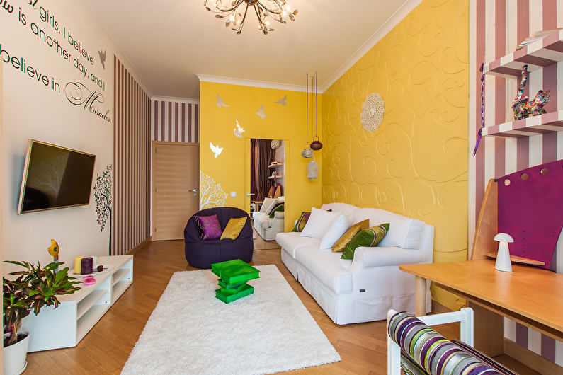 Combinația de culori din interiorul camerei de zi - galben și alb