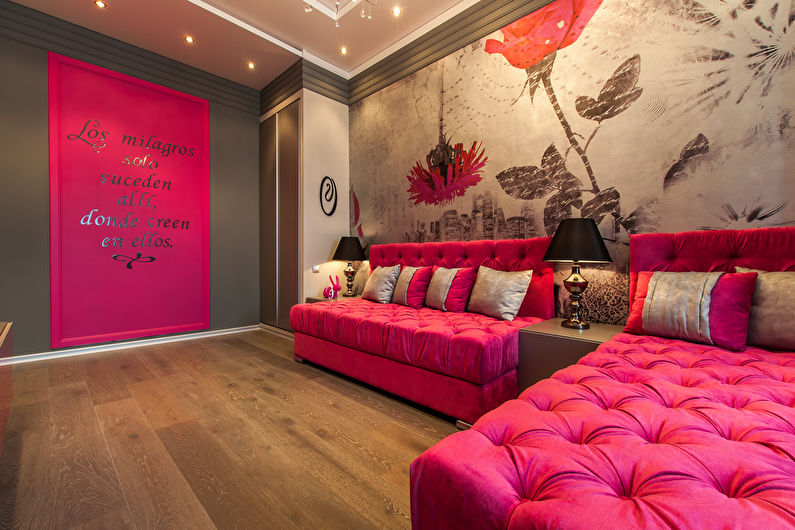 Combinația de culori din interiorul camerei de zi - roz cu gri și maro