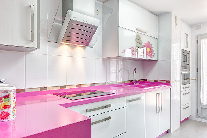 Combinația de culori din interiorul bucătăriei - roz și alb