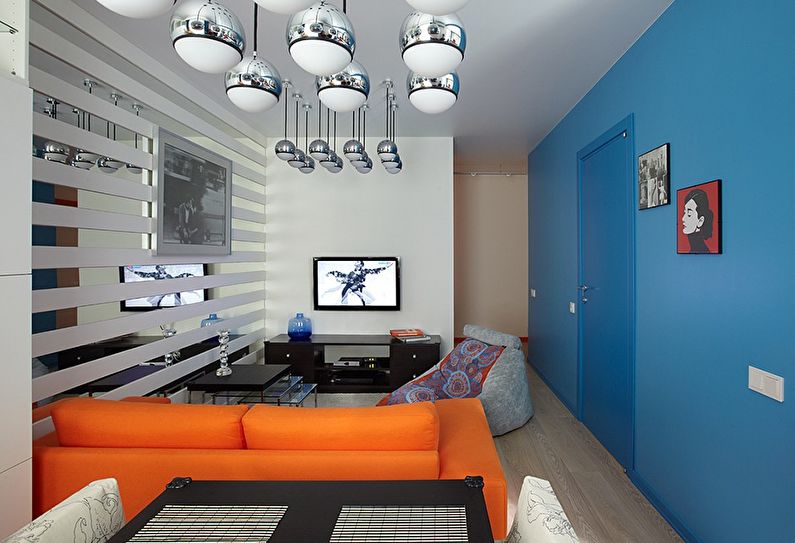 Combinația de culori din interiorul camerei de zi - albastru cu portocaliu și alb