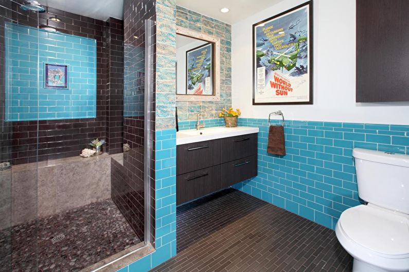 שילוב הצבעים בפנים חדר האמבטיה - כחול עם חום ולבן