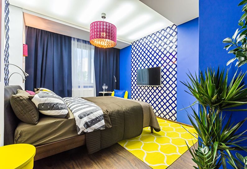 Combinația de culori din interiorul dormitorului - albastru cu galben și alb