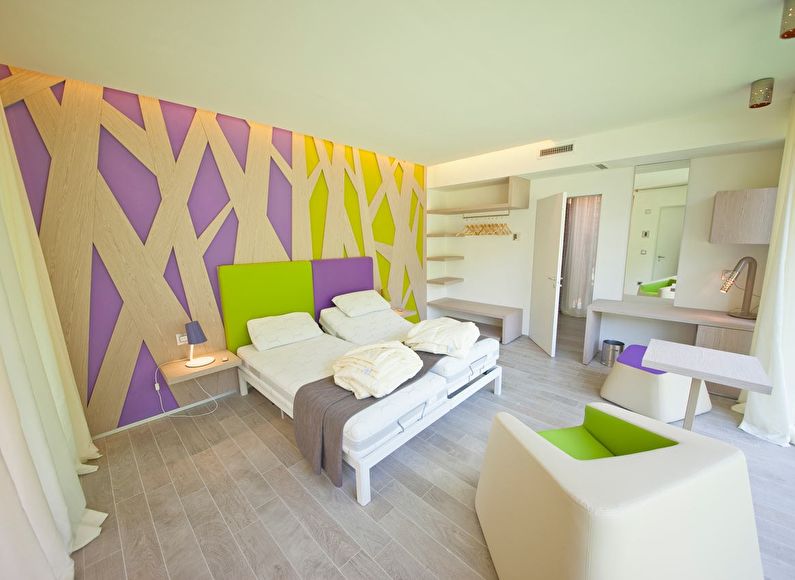 Combinația de culori din interiorul dormitorului - violet cu verde și alb