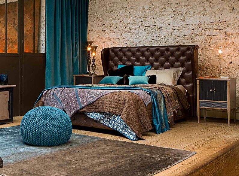 Combinația de culori din interiorul dormitorului - maro cu turcoaz