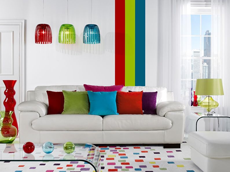 שילוב הצבעים בפנים הסלון - לבן עם אדום, ירוק וכחול
