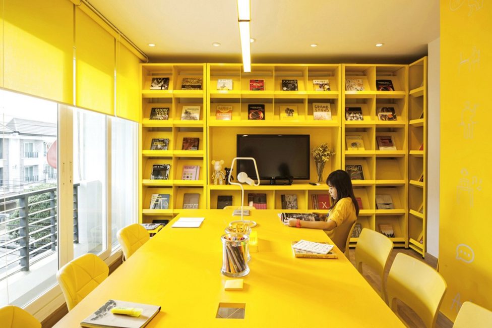 Interior amarillo brillante y soleado