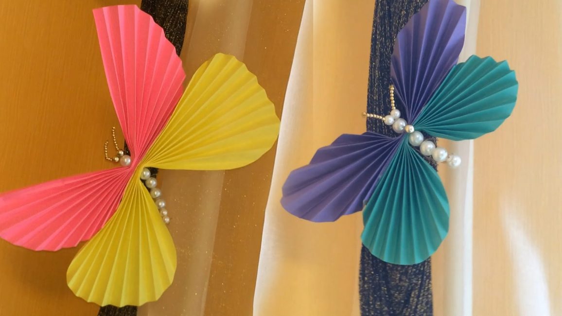 Mariposas de cartón de colores