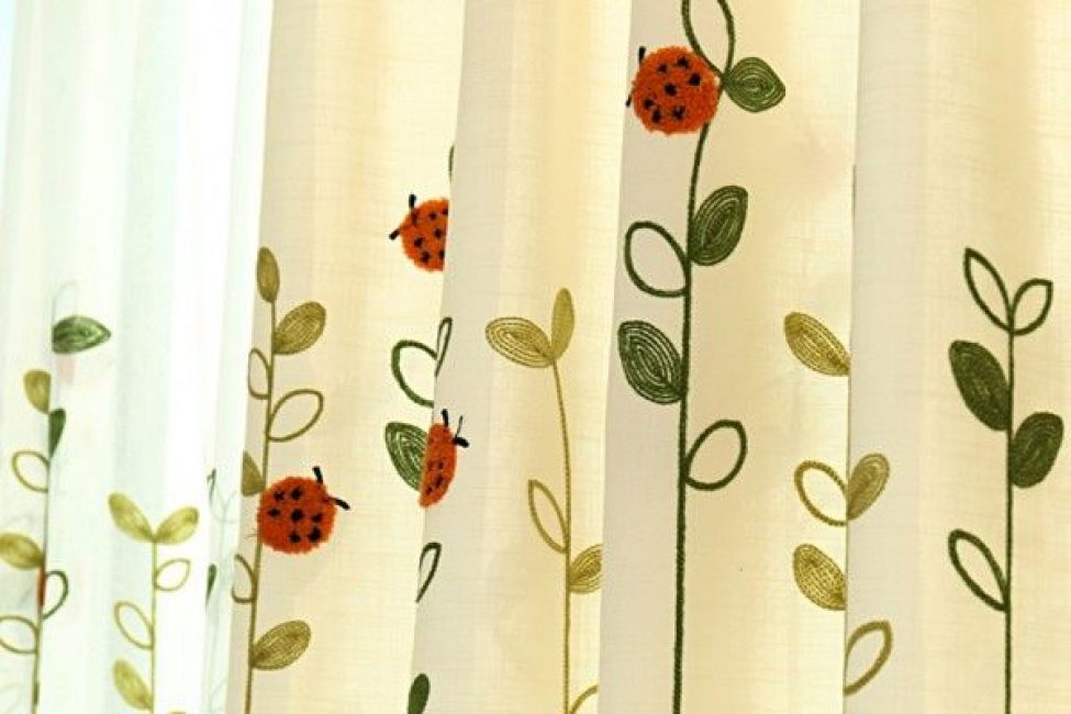 Piezas bordadas en las cortinas