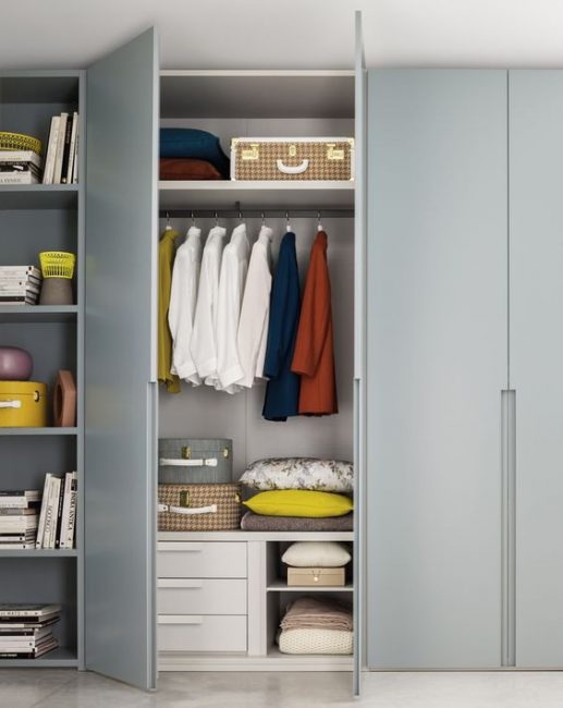 El armario puede contener no solo cosas, sino también todo lo que necesitas que debe estar oculto.