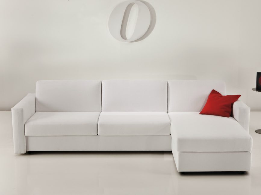 Raztegljiv kavč je ekonomičen način za postavitev spalnega prostora v studio