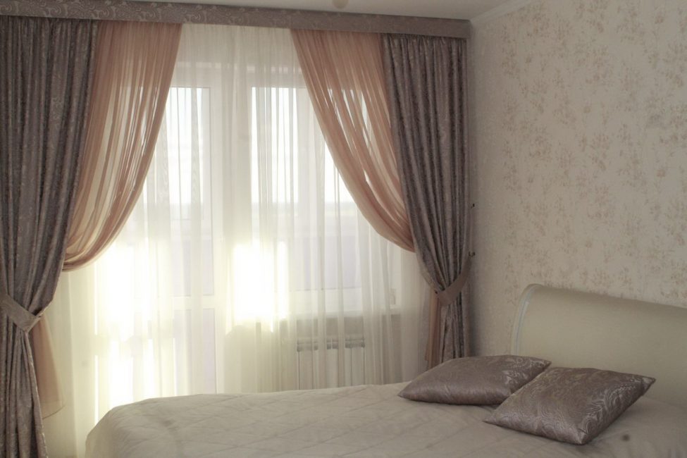 Un color ligeramente más oscuro de cortinas se adapta a un interior claro.