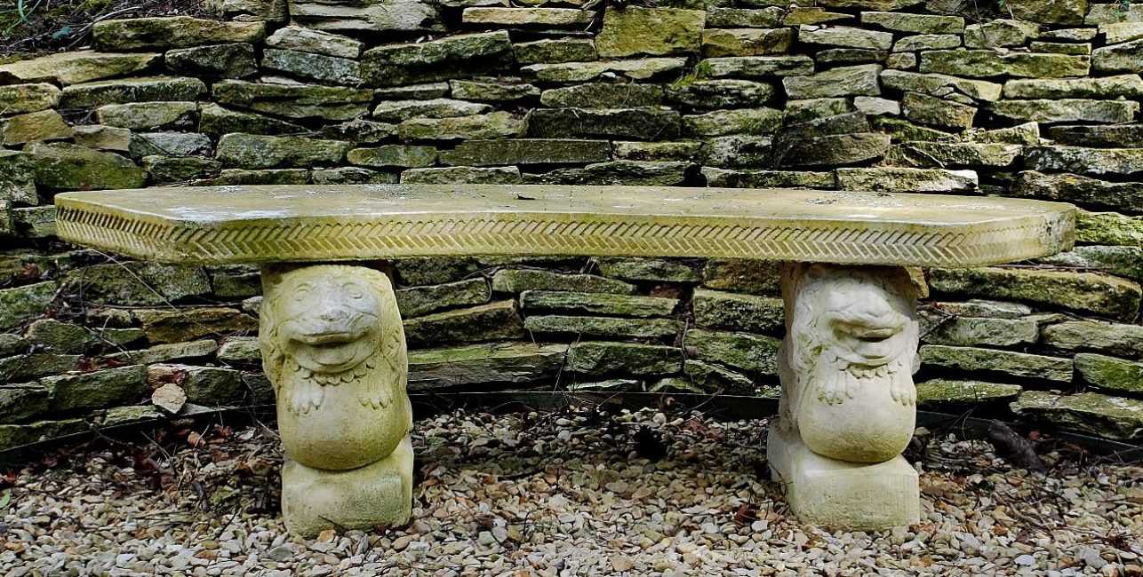 ספסל וגדר עשויים אבן