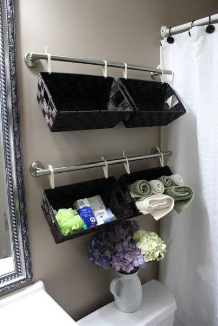 Cestos de vime feitos de rattan artificial podem ser usados ​​para guardar acessórios de banho e pequenas toalhas para mãos e rosto.