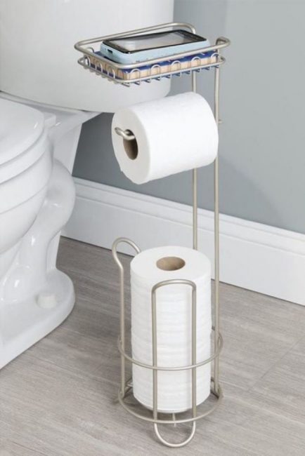 Tudi držalo za toaletni papir lahko prihrani prostor