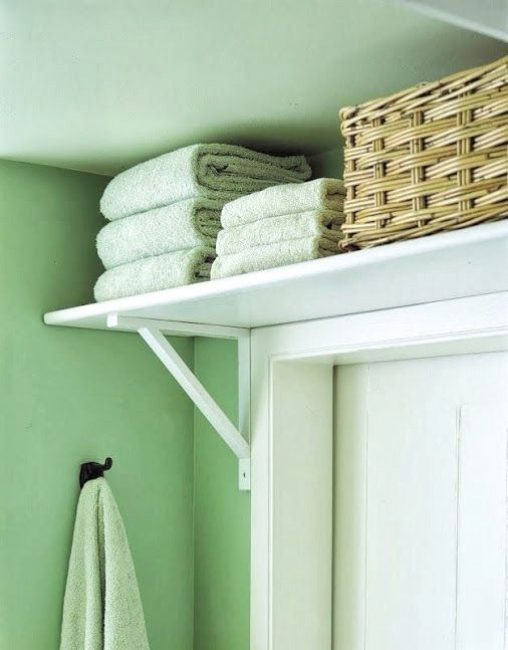 Use o espaço acima da porta para guardar toalhas extras ou cestas de produtos químicos domésticos.