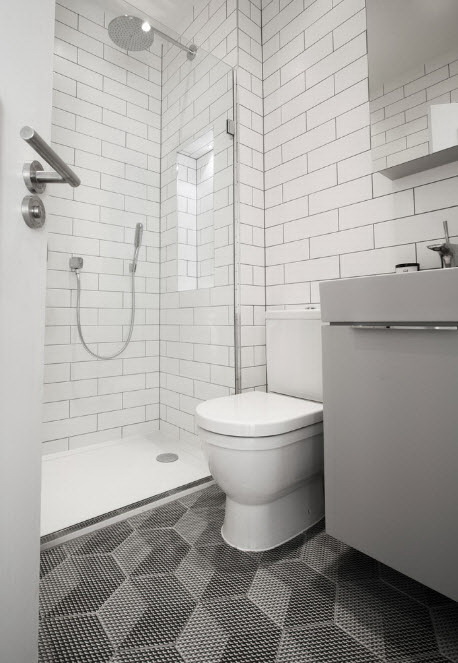 Η εξοικονόμηση υλικών φινιρίσματος είναι ένα από τα κύρια πλεονεκτήματα ενός συνδυασμένου μπάνιου