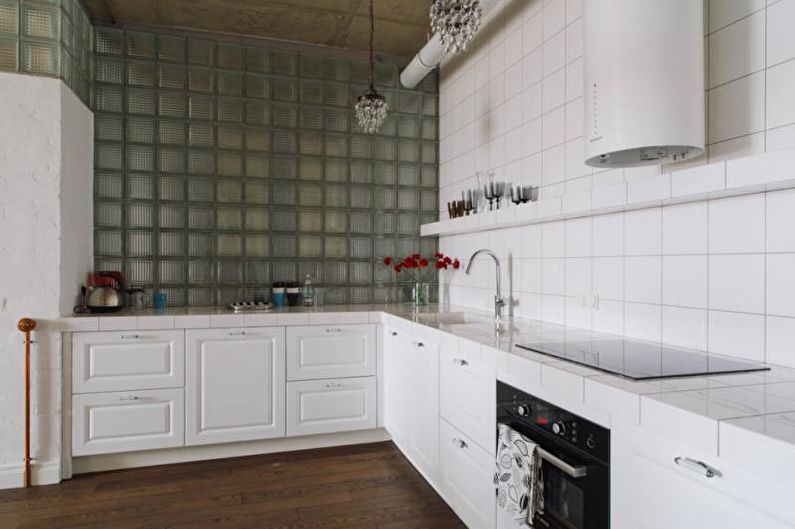 Sklenené tvárnice v interiéri kuchyne - foto