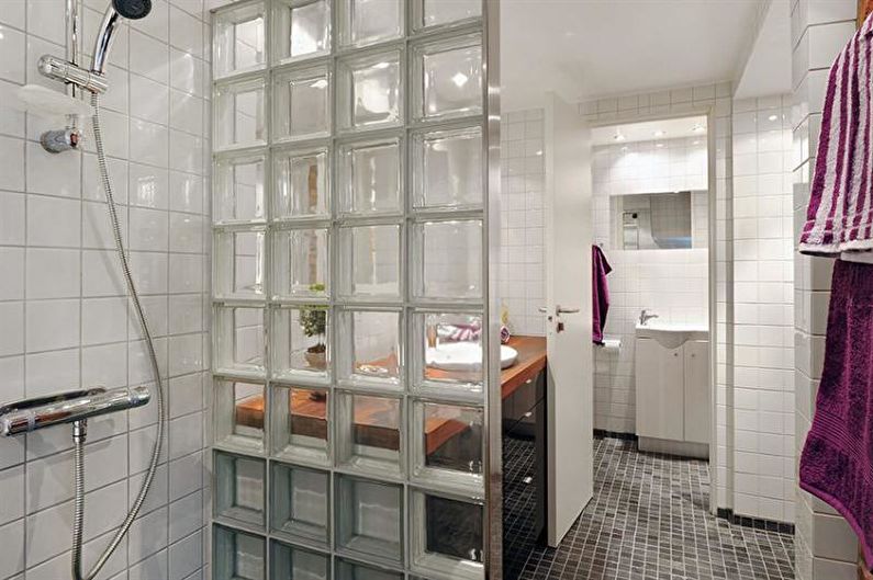 Sklenené tvárnice v interiéri kúpeľne - foto