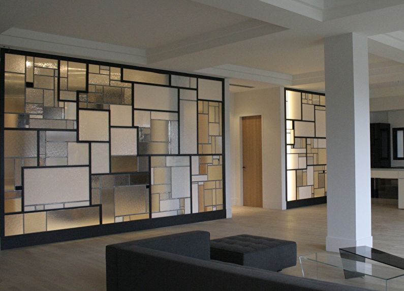 Tabiques de vidrio corrugado en el apartamento.