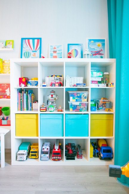 Organización del espacio en la habitación infantil para juguetes y libros.