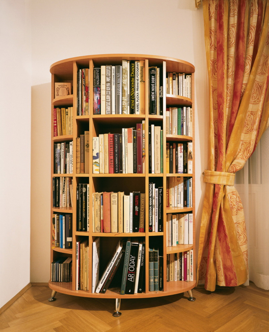 Omaro za knjige je priporočljivo postaviti v dnevno sobo, spalnico ali hodnik