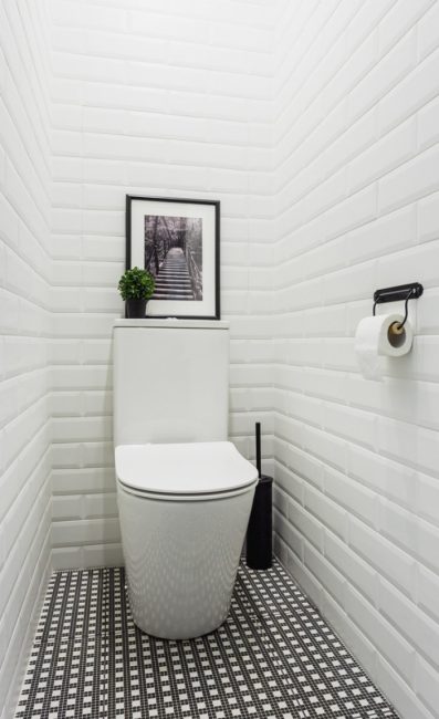 Billig og praktisk løsning for veggdekorasjon på toalettet