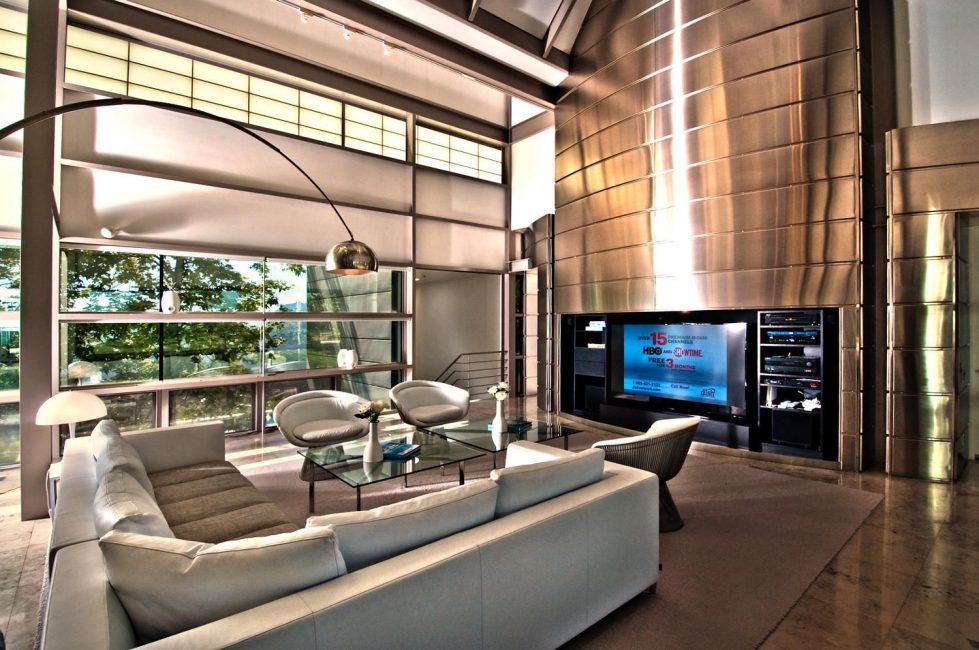 Una sala de estar de alta tecnología se puede distinguir fácilmente de una sala de estar decorada con cualquier otro estilo.