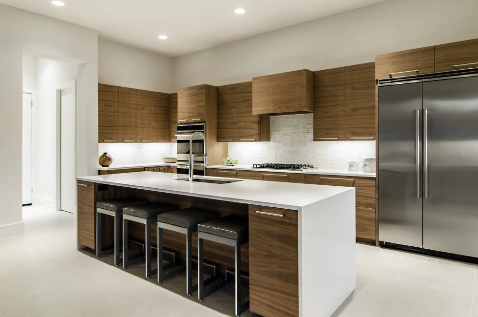 Os móveis dessa cozinha são caracterizados por uma superfície monocromática.