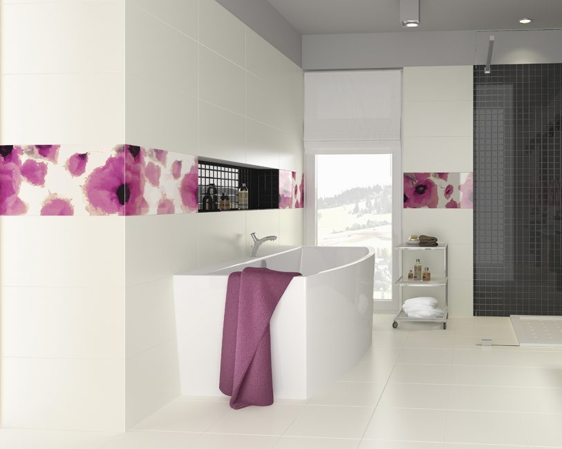 Banheiro com decoração floral colorida