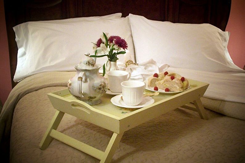 Mesa de desayuno en la cama: cómo elegir el modelo adecuado