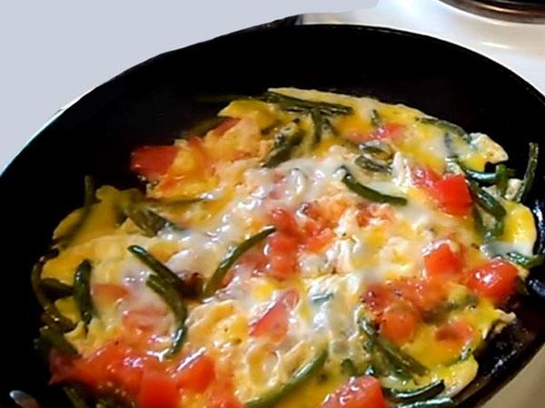 omeleta s česnekovými šípy